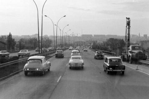 ARH NL Mellin 02-113/0010, Blick aus dem Auto auf Straße und Stadt, Paris?, nach 1963