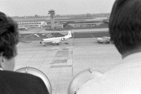 ARH NL Mellin 02-113/0011, Blick aus dem Flughafen Paris-Orly nach Süden auf das Rollfeld und den Tower neben der Straße N7, Paris, um 1975