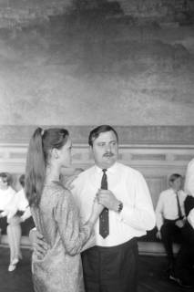 ARH NL Mellin 02-113/0019, Tanzpaar in einem Saal im Mairie de Vanves (Rathaus), Vanves, um 1975
