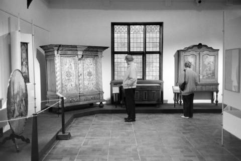 ARH NL Mellin 02-116/0007, Exponate (u.a. Schränke) in einem Museum, ohne Datum