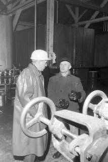 ARH NL Mellin 02-117/0001, Arbeiter in einer Fabrikhalle, um 1975