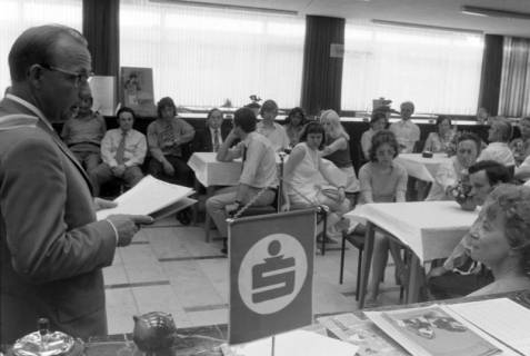 ARH NL Mellin 02-119/0020, Versammlung von Mitarbeitenden(?) in einer Filiale der Sparkasse, um 1975