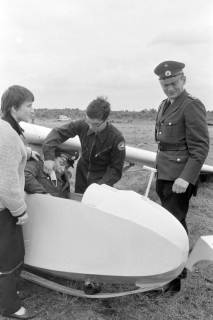 ARH NL Mellin 02-120/0006, Polizist in einem Segelflugzeug (Slingsby T.21) an einem Flugtag mit Flugschau?, um 1975
