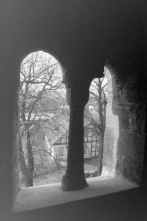 ARH NL Mellin 02-120/0011, Blick durch ein Fenster mit einer Säule auf den Ort, um 1975