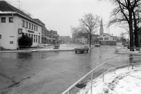 ARH NL Mellin 02-121/0008, Blick auf die Kreuzung Verdener Str./Schulstraße/Rotenburger Str., Schneverdingen, um 1975