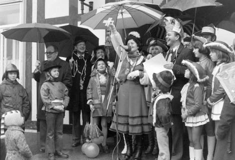 ARH NL Mellin 02-123/0001, Ernst Albrecht zum Karnevalsumzug vor dem Rathaus I, Burgdorf, um 1975
