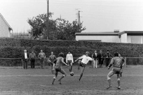 ARH NL Mellin 02-123/0002, Fußballspiel auf dem Sportplatz Nettelrede, um 1975