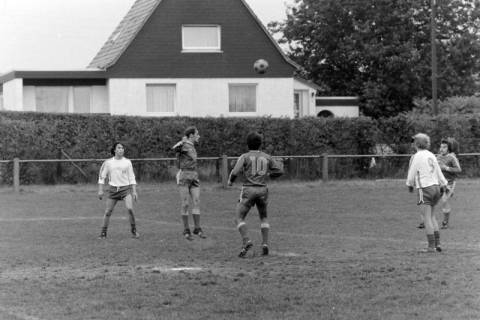 ARH NL Mellin 02-123/0004, Fußballspiel auf dem Sportplatz Nettelrede, um 1975