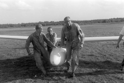 ARH NL Mellin 02-127/0001, Drei Männer tragen ein Segelflugzeug (Schleicher Ka 6 E), um 1970