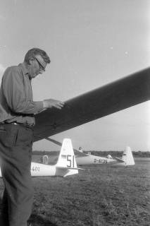 ARH NL Mellin 02-127/0002, Ein Mann betrachtet die Tragfläche eines Segelflugzeuges (Schleicher Ka 6 E), um 1970