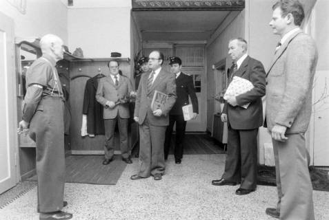 ARH NL Mellin 02-127/0017, Besuch bei einem ehemaligen Mitglied der Feuerwehr Thönse? zur Ehrung dessen(?), um 1975