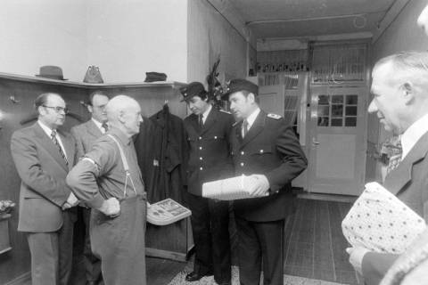 ARH NL Mellin 02-127/0019, Besuch bei einem ehemaligen Mitglied der Feuerwehr Thönse? zur Ehrung dessen(?), um 1975