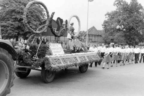 ARH NL Mellin 02-129/0023, Wagen beim Erntedankumzug(?), Hänigsen, wohl 1976