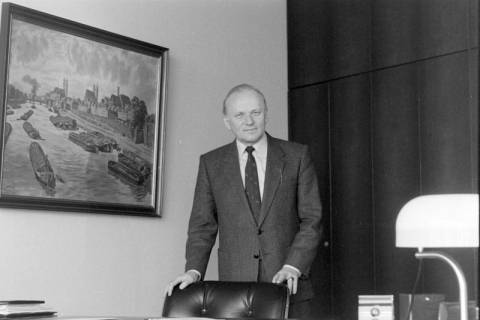 ARH NL Mellin 02-132/0008, Mann in einem Büro, um 1975