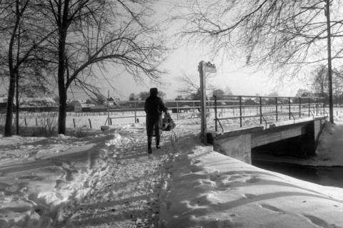 ARH NL Mellin 02-133/0011, Verschneite Brücke am "Alter Jagdsteg", Burgdorf, um 1975