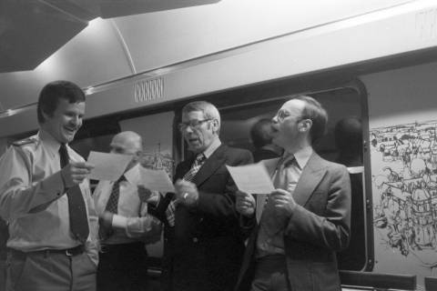 ARH NL Mellin 02-135/0010, Polizist und zwei weitere Männer beim Singen eines Liedes, um 1975