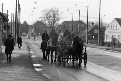 ARH NL Mellin 02-137/0005, Kutsche und Reiter auf der Hannoverschen Heerstraße(?), Celle, um 1975