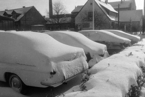 ARH NL Mellin 02-138/0012, Verschneite Autos, Burgdorf, um 1975