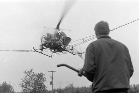 ARH NL Mellin 02-139/0004, Helikopter (Bell 47) des "Air Lloyd Pflanzenschutz" beim Streuen von Insektiziden, um 1975