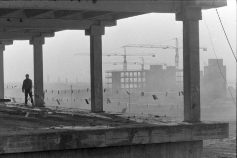 ARH NL Mellin 02-149/0005, Blick durch ein im Bau befindliches Gebäude auf einen weiteren Gebäudebau, um 1975