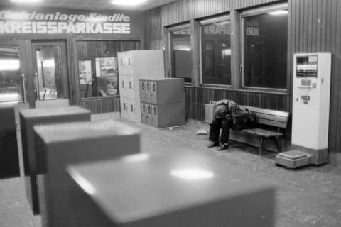 ARH NL Mellin 02-150/0012, Ausgang der Bahnhofshalle mit Werbung für die Kreissparkasse, Lehrte, um 1970