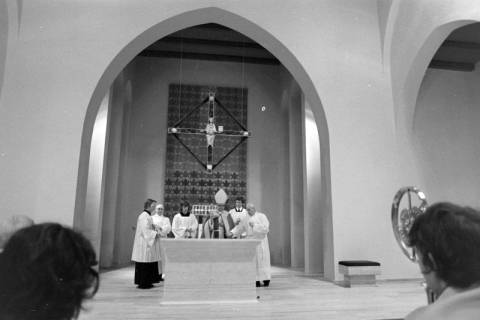 ARH NL Mellin 02-150/0017, Altarweihe(?) in der St. Bernward Kirche, Lehrte, um 1975