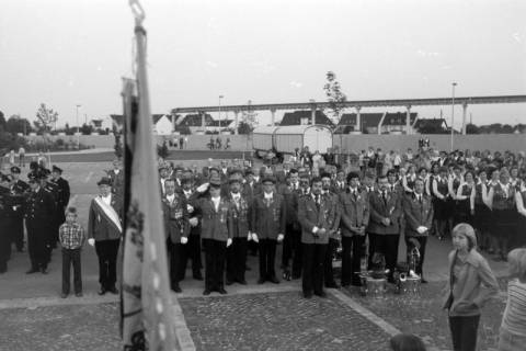 ARH NL Mellin 02-153/0009, Mitglieder einer Bürgerschützen-Gesellschaft auf einem Parkplatz, um 1975