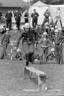 ARH NL Mellin 02-154/0009, Leistungsmarsch? der Feuerwehr, um 1975
