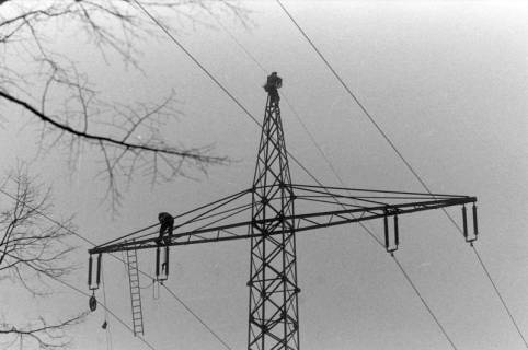 ARH NL Mellin 02-155/0011, Arbeiter auf einem Strommast, um 1975