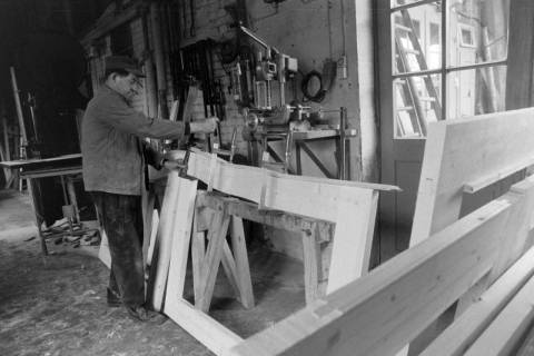 ARH NL Mellin 02-156/0006, Tischler bei der Arbeit, um 1975