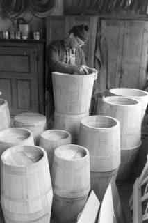 ARH NL Mellin 02-156/0007, Tischler bei der Arbeit, um 1975