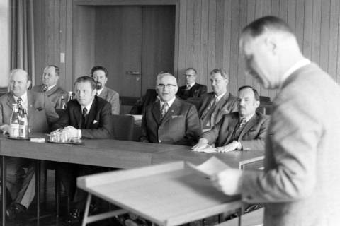 ARH NL Mellin 02-156/0011, Männer (Politiker?) bei einer Sitzung(?), um 1975