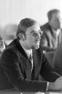 ARH NL Mellin 02-156/0012, Mann (Politiker?) bei einer Sitzung(?), um 1975
