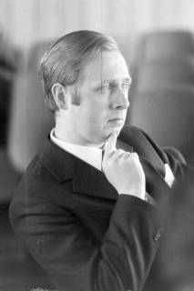 ARH NL Mellin 02-156/0013, Mann (Politiker?) bei einer Sitzung(?), um 1975