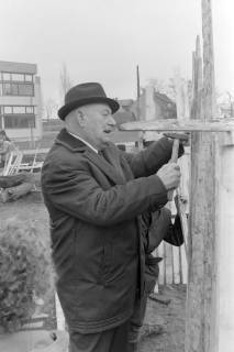 ARH NL Mellin 02-156/0015, Mann beim Bau eines Holzzaunes, um 1975