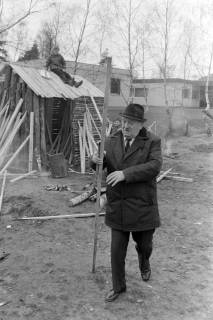 ARH NL Mellin 02-156/0016, Mann beim Bau eines Holzzaunes, um 1975