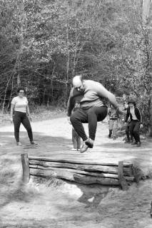 ARH NL Mellin 02-157/0002, Mann beim Weitsprung im Wald, um 1975