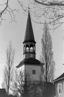 ARH NL Mellin 02-157/0004, Blick auf den Turm der Pankratiuskirche, Burgdorf, um 1975