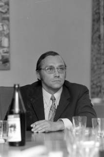 ARH NL Mellin 02-157/0012, Personenaufnahme bei einer Sitzung(?), um 1975