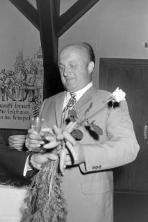 ARH NL Mellin 02-157/0019, Überreichung eines Bündel Karotten an einen Mann bei einer (feierlichen) Veranstaltung, um 1975