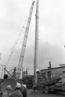 ARH NL Mellin 02-157/0020, Errichtung eines (Abgas-)Turmes? auf einem Werksgelände, um 1975
