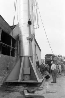 ARH NL Mellin 02-157/0021, Errichtung eines (Abgas-)Turmes? auf einem Werksgelände, um 1975