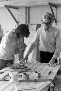 ARH NL Mellin 02-157/0022, Zwei Personen bei der Arbeit mit Holz in einer Werkstatt (?), um 1975