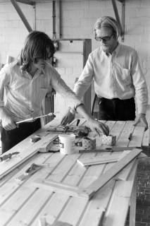 ARH NL Mellin 02-157/0023, Zwei Personen bei der Arbeit mit Holz in einer Werkstatt (?), um 1975