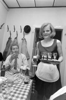 ARH NL Mellin 02-158/0001, Kellnerin in einer Gaststätte, um 1975