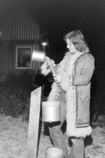 ARH NL Mellin 02-158/0005, Eine Frau beim Befüllen einer Kerze?, um 1975