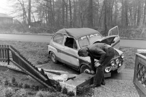 ARH NL Mellin 02-158/0007, Autounfall an einem Wohngrundstück, um 1975