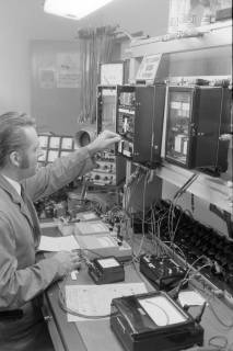 ARH NL Mellin 02-159/0014, Mann bei der Bedienung einer technischen Anlage, um 1975