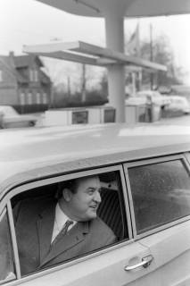 ARH NL Mellin 02-160/0001, Mann in einem Auto an einer Tankstelle, um 1975