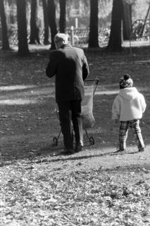 ARH NL Mellin 02-160/0004, Mann und Kind bei einem Spielplatz, um 1975